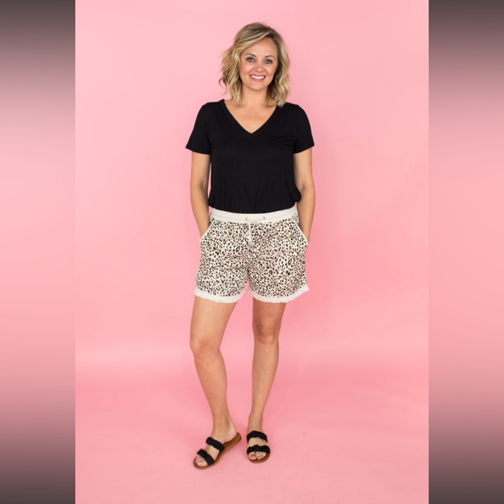 W’s Flaunt Boutique Leopard Front Linen Shorts, size small